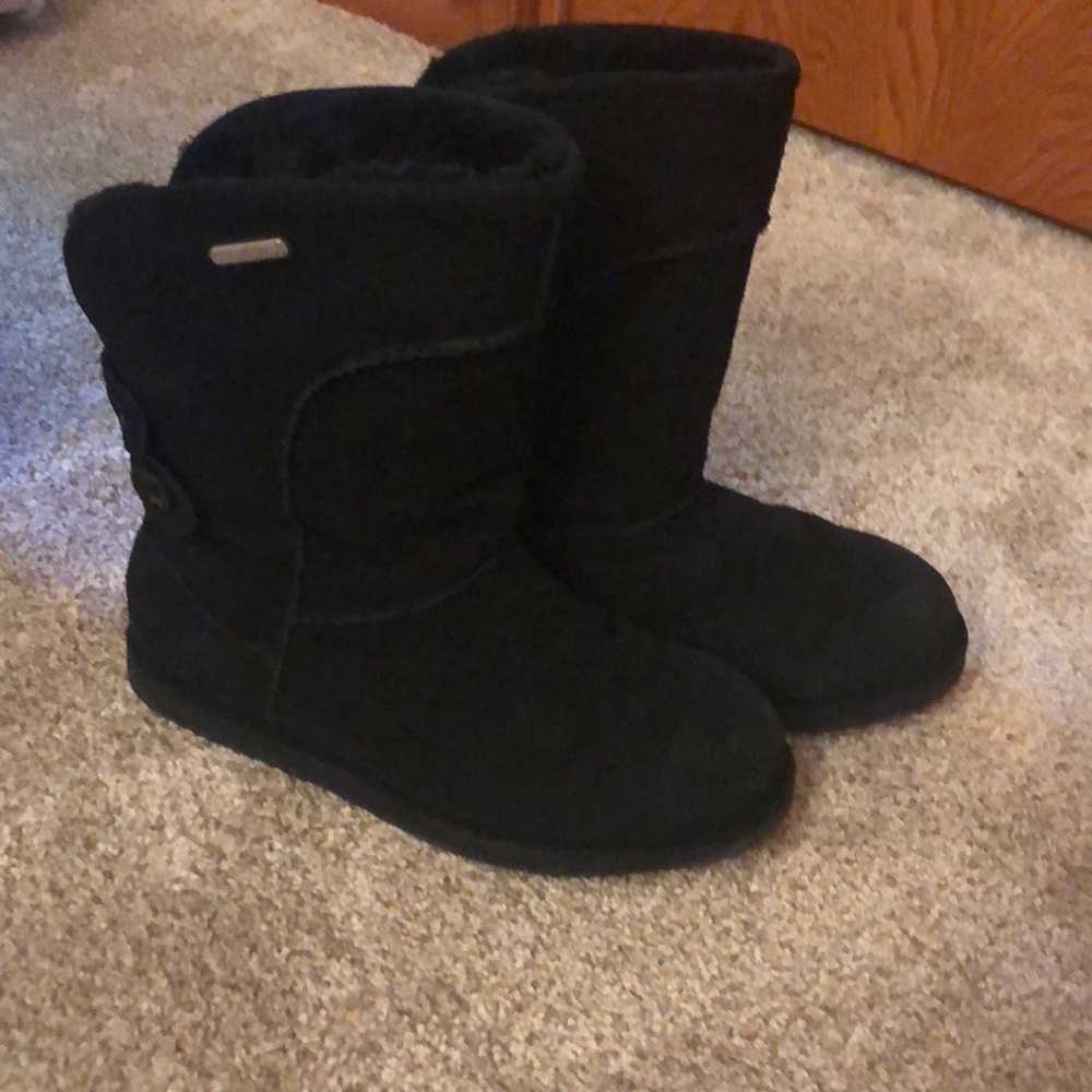 Cozy black emu boots